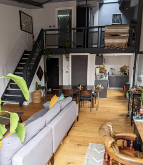 Contemporary Open Plan 1 Bedroom Mezzanine Loft in Hackney